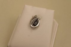 Prívesok-hnedo-šedý kremeň-číre zirkóny- rhodium-striebro