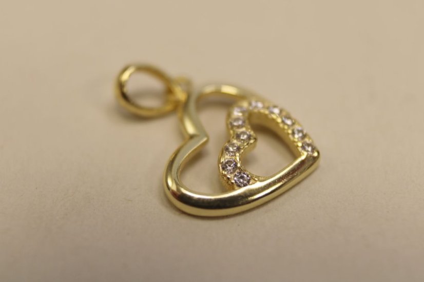 Pozlátený strieborný prívesok spojené vyrezávané srdcia, číre kamienky,  0,94g, 925/1000 - Materiál: Pozlátené striebro, Druh kameňa: ZIRKÓN, Farba kameňa: Číry, Váha (g): 0,94, Rýdzosť: STRIEBRO 925/1000
