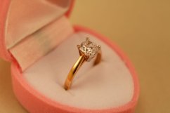 Zlatý prsteň, rúžové zlato s korunkou z bieleho zlata, číry zirkón, veľkosť 50 1,65g 14k 585/1000