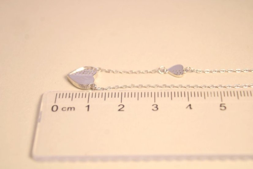 Romantický strieborný náhrdelník s príveskami v tvare srdiečka, perleť, číre zirkóny, rhodium, 40-45 cm, 2,27 g, 925/1000 - Materiál: Rhodiované striebro, Druh kameňa: ZIRKÓNY/PERLEŤ, Farba kameňa: Číre/biela, Dĺžka retiazky (cm): 40 + 5, Váha (g): 2,27, Rýdzosť: STRIEBRO 925/1000