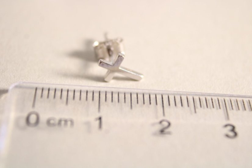 Strieborné puzetové náušnice z rhódiovaného striebra v tvare krížika, 0,57g, 925/1000