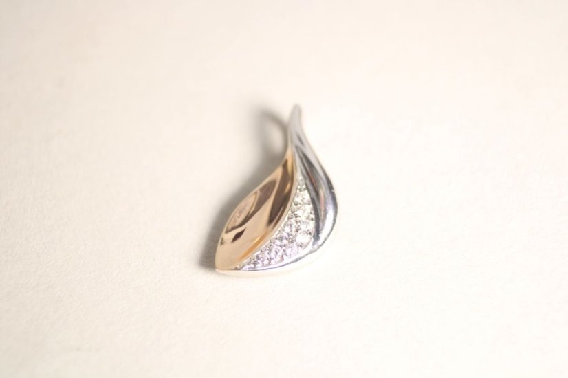 Kombinovaný strieborný prívesok daždová kvapka s kamienkami zirkónu, rhodium, 1,48 g, 925/1000 - Materiál: Pozlátené striebro, Druh kameňa: ZIRKÓN, Farba kameňa: Číry, Váha (g): 1,48, Rýdzosť: STRIEBRO 925/1000