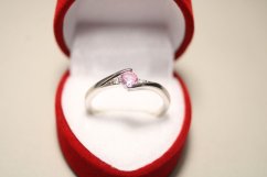 Prsteň-v tvare vlnky-svetlorúžový kameň-číre zirkóny-rhodium-striebro