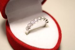 Prsteň-zdobený-číre kamienky zirkón-rhódium-striebro