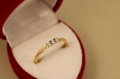 Prsteň - číre kamienky - vlnitá obruč - kombinované zlato - 14 karátov