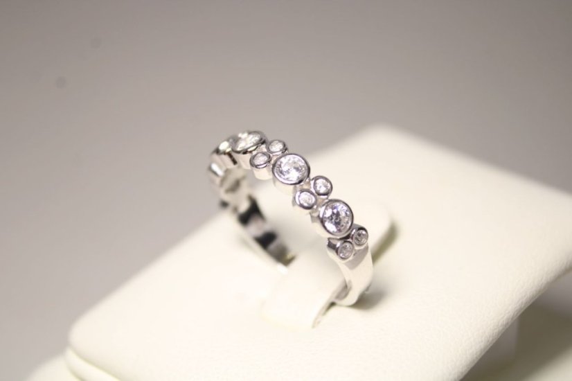 Strieborný prstienok s čírymi zirkónmi, rhodium, veľkosť 58, 3,19 g , 925/1000