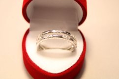 Prsteň- číre zirkóny- rhódiované striebro