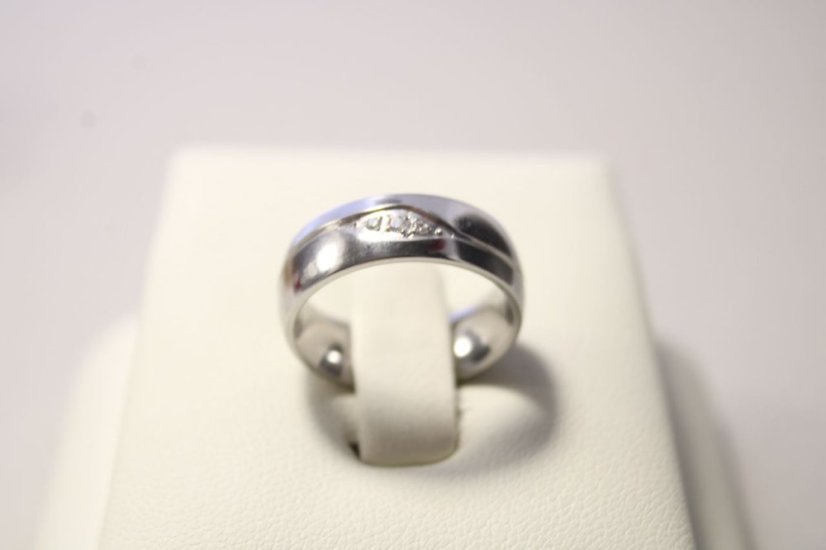 Prsteň-obrúčka- číre zirkóny- kombinovaná oceľ