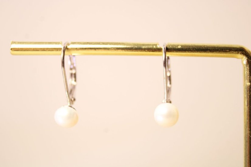 Strieborné naušnice so sladkovodnou perlou, klasické zapínanie, rhodium, 1,12 g, 925/1000