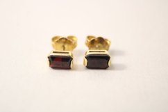 Náušnice- český granát- napichovačky- žlté zlato- 14 karátov