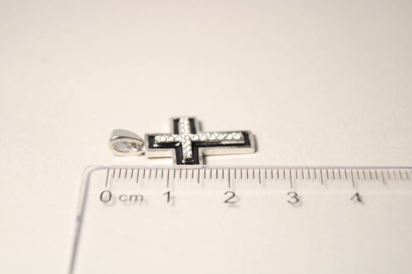 Trblietavý strieborný prívesok kríž s čírymi zirkónmi a čiernym smaltom, rhodium, 1,89 g, 925/1000