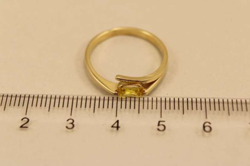 Zlatý prsteň, žlté zlato, žltý obdĺžnikový zirkón, veľkosť 55, 2,35g 14k 585/1000