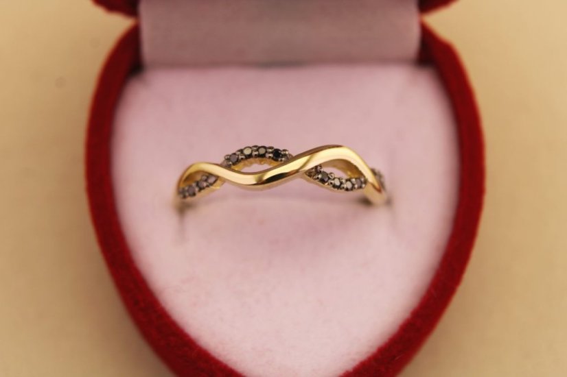 Prsteň- pletený vzor- čierne diamanty- žlté zlato- 14 karátov
