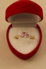 Prsteň-rúžový kameň-číre zirkóny-žlté zlato-14 karátov
