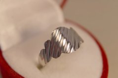 Zlatý prsteň s gravírom vzorovaný, biele zlato, veľkosť 51, 1,15 g, 14 karátov 585/1000