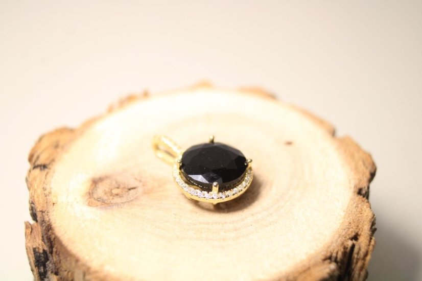 Pozlátený strieborný prívesok s lesklým čiernym zirkónom, číre zirkóny, 1,43 g, 925/1000 - Materiál: Pozlátené striebro, Druh kameňa: FAREBNÝ ZIRKÓN, Farba kameňa: Čierny, Váha (g): 1,43, Rýdzosť: STRIEBRO 925/1000