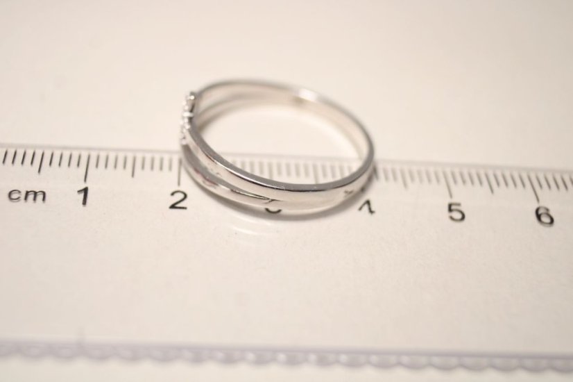 Strieborný prsteň s dvojitou obručou zdobený zirkónovým krížikom, rhódium, veľkosť 62, 2,07g, 925/1000