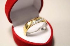 Pozlátený prsteň so šikmým dizajnom z chirurgickej ocele, obrúčka, číre zirkóny, veľkosť 64, 3,77 g, 316/L