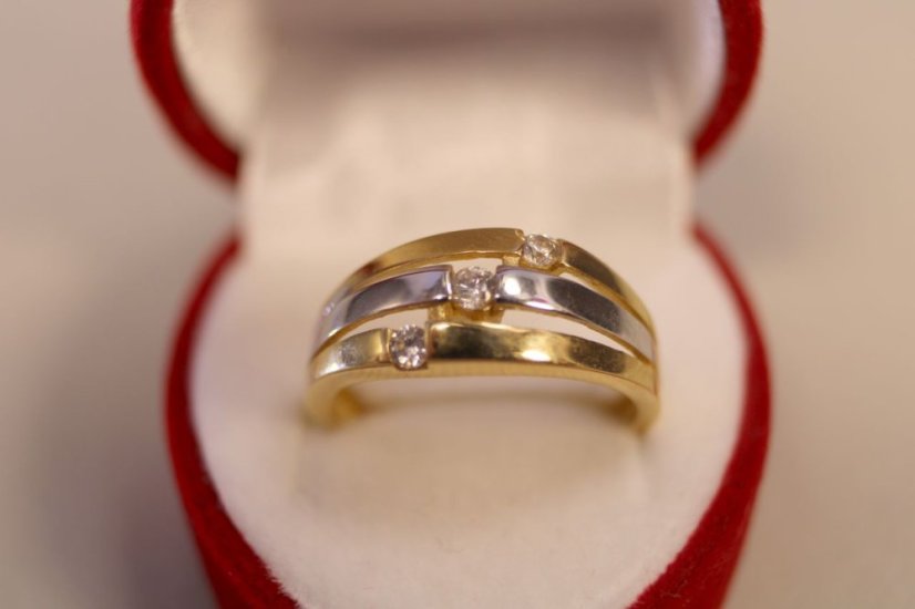 Kombinovaný zlatý prsteň, viacfarebné zlato, zirkóny, veľkosť 55, 2,69 g , 14k, 585/1000 - Materiál: Zlato, Farba zlata: Viacfarebné zlato, Druh kameňa: ZIRKÓN, Farba kameňa: Číry, Veľkosť prsteňa: 55, Váha (g): 2,69, Rýdzosť: 14 karátov 585/1000