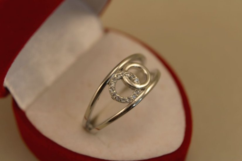 Prsteň- dva kruhy medzi obručou-číre zirkóny-rhodium-striebro