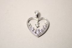 Strieborný prívesok Srdce s čírymi zirkónmi, rhodium, 1,27 g, 925/1000