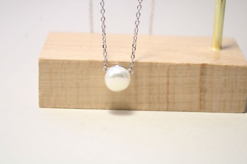 Retiazka- celebritky- biela riečna perla- rhódiované striebro