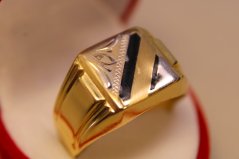 Zlatý prsteň  zdobený čierna glazúra, viacfarebné zlato, veľkosť 70, 4,72 g, 14 karátov 585/1000 4,72 g