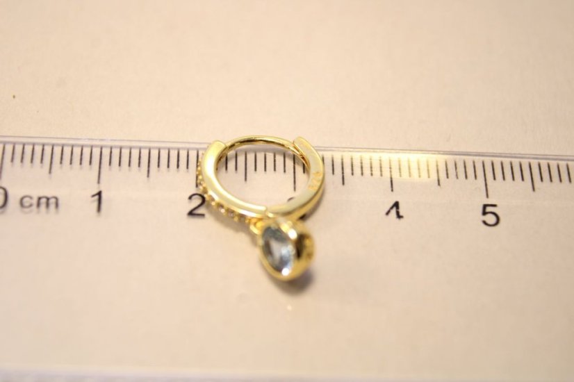 Pozlátené strieborné náušnice krúžky s visiacim kamienkom, číre zirkóny, zacvakávacie, 2,11g, 925/1000