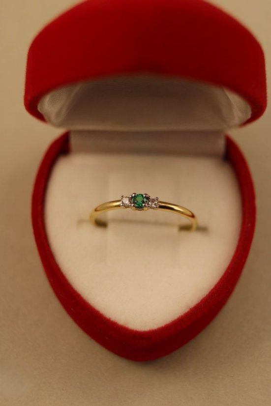 Prsteň- zelený kameň- íre zirkóny- žlté zlato- 14 karátov