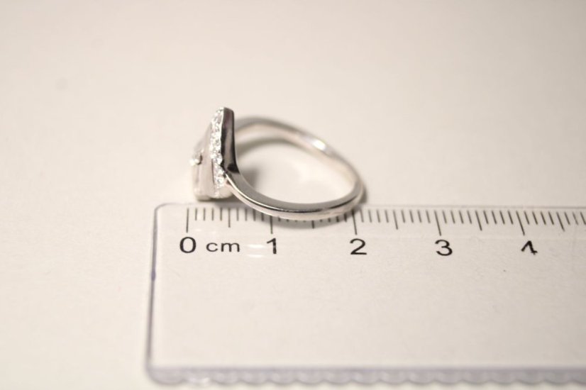Elegantný strieborný prsteň s čírymi zirkónmi, rhódium, veľkosť 52, 2,26g, 925/1000 - Materiál: Rhodiované striebro, Druh kameňa: ZIRKÓN, Farba kameňa: Číry, Veľkosť prsteňa: 52, Váha (g): 2,26, Rýdzosť: STRIEBRO 925/1000