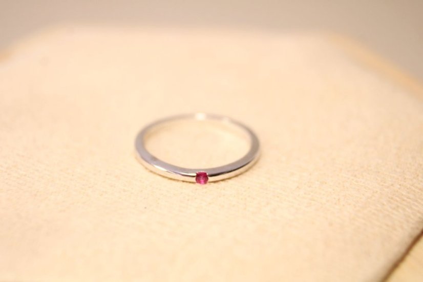 Strieborný minimalistický prsteň, sýto rúžový zirkón, rhodium, veľkosť 48, 1,12 g, 925/1000