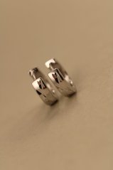 Náušnice- kruhy- gravírovaný vzor- zacvakávacie- rhódiované striebro