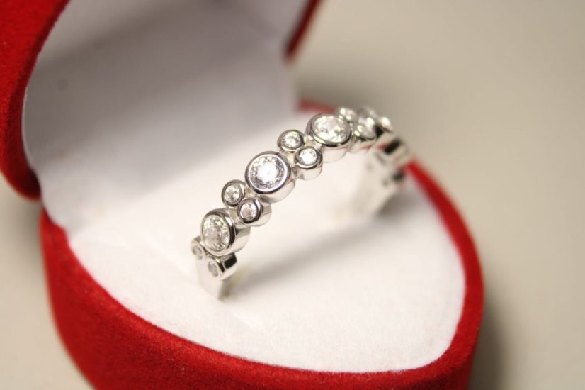 Strieborný prstienok s čírymi zirkónmi, rhodium, veľkosť 58, 3,19 g , 925/1000