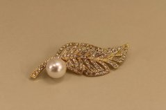 Brošňa pierko - biela syntetická perla - číre zirkóny - pozlátená chirurgická oceľ - 316L