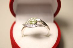 Strieborný prsteň so zeleným Olivínom a čírymi zirkónmi, rhodium, veľkosť 55, 2,44 g, 925/1000