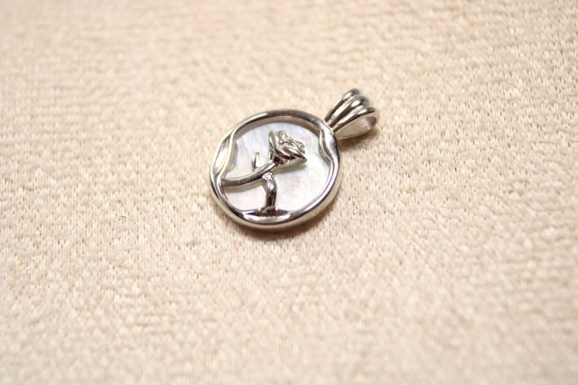Strieborný prívesok s motívom ruže, perleť, rhodium, 1,17 g,  925/1000