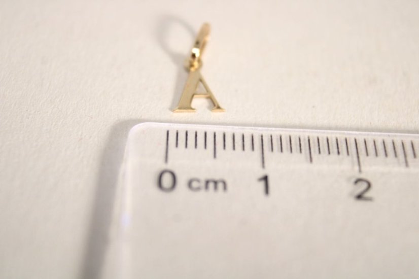 Zlatý prívesom v tvare písmena A s hladkým povrchom, žlté zlato,0,18g,14 karátov, 585/1000