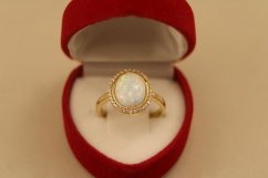 Prsteň- biely opál- číre zirkóny- žlté zlato- 14 karátov