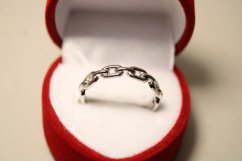 Prsteň- tvar spojenej reťaze- rhódiované striebro