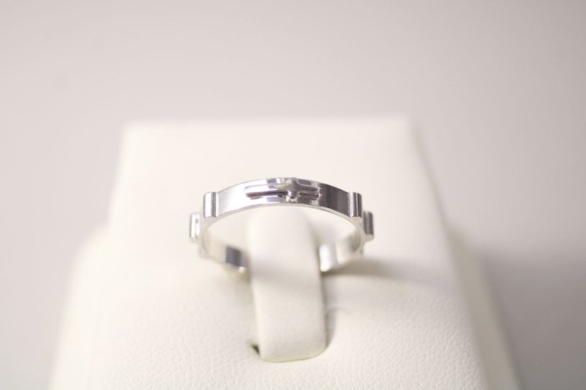 Prsteň- ruženec- vystupený krížik- biele zlato- 14 karátov