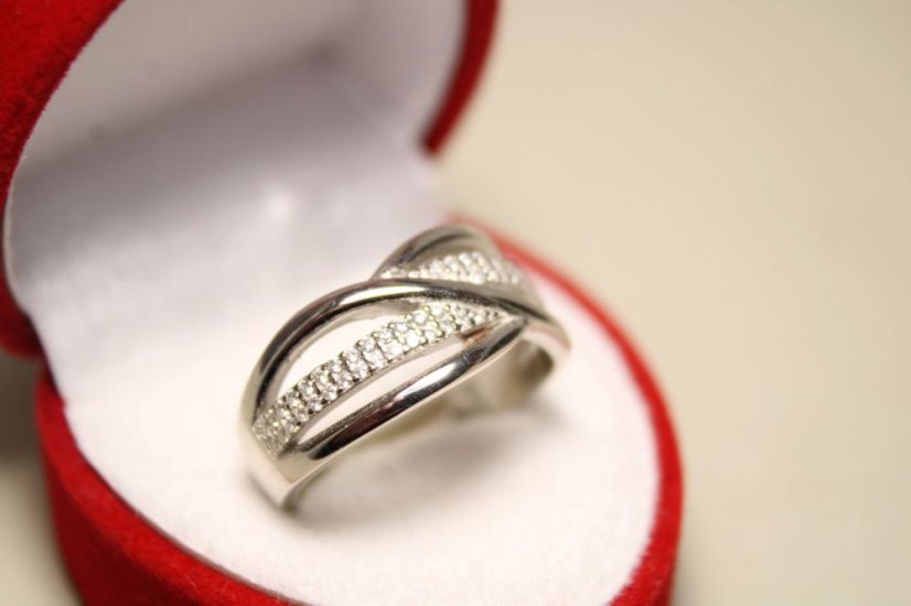 Strieborný prsteň vlnkovitý tvar s čírymi zirkónmi, rhódium, veľkosť 54, 3,99g, 925/1000
