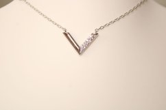 Strieborný náhrdelník s príveskom v tvare V, číre zirkóny, rhodium, 45-50 cm, 1,85 g, 925/1000