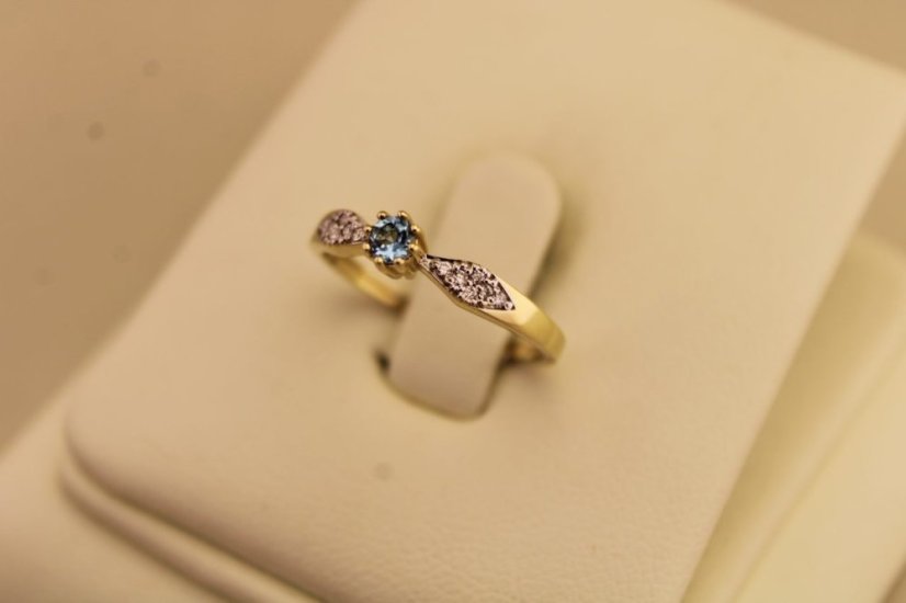 Prsteň- Topás- 0,15 ct-Brilianty- 0,06 ct H/Si2- kombinované zlato- 14 karátov