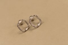 Náušnice- štvorčeky- zirkóny- šrúbky- rhódiované striebro