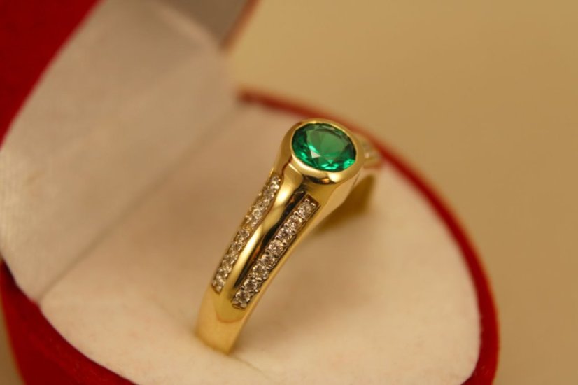 Zlatý prsteň, žlté zlato, zelený zirkóna a číre zirkóny, veľkosť 61, 3,22g 14k 585/1000