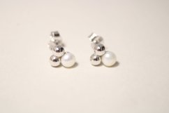 Strieborné náušnice s perličkou, puzetové zapínanie, rhodium, 1,46 g, 925/1000