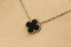 Celebritka-ďatelinka-čierny kameň-chirurgická oceľ