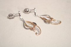 Visiace náušnice-tvar vĺn- bielo- rúžové zlato-číre zirkóny-šrúbky-14 karátov