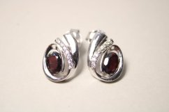 Strieborné náušnice s červeným granátom a čírymi zirkónmi, rhodium, napichovačky, 2,28 g, 925/1000