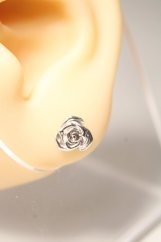 Náušnice-ruža-puzetky-rhodium-striebro